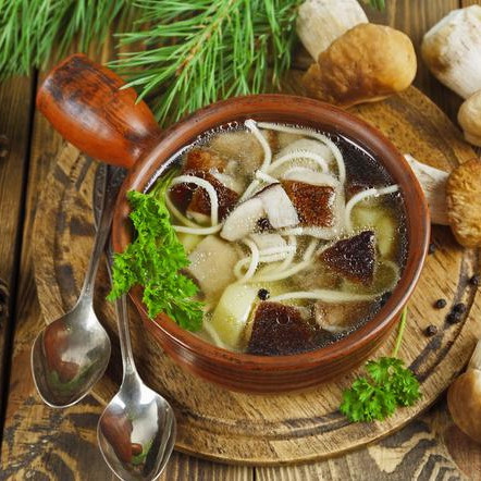 Borowikowa z warzywami, pulpet mięsny, ziołowe puree